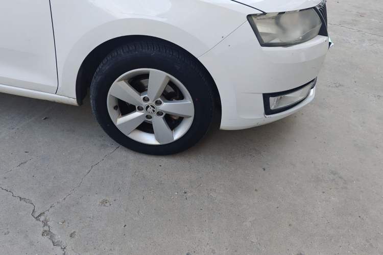 Used Skoda Rapid 2013 1.4L Manual Smart Selection Trim Right Front Wheel Hub