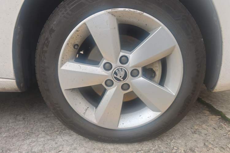 Used Skoda Rapid 2013 1.6L Automatic Smart Selection Model Right Front Wheel Hub