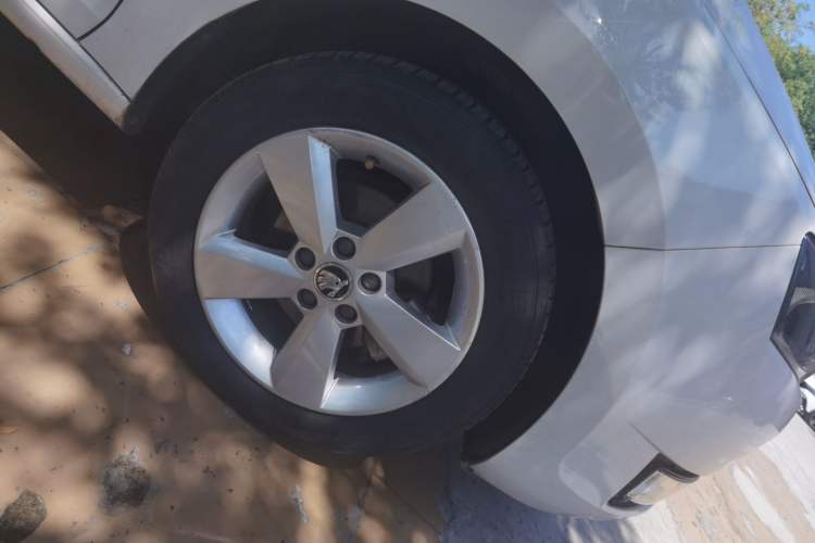 Used Skoda Rapid 2013 1.6L Automatic Smart Selection Model Right Front Wheel Hub