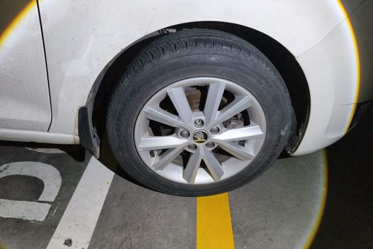 Used Skoda Rapid 2013 1.6L Automatic Preferred Model Right Front Wheel Hub