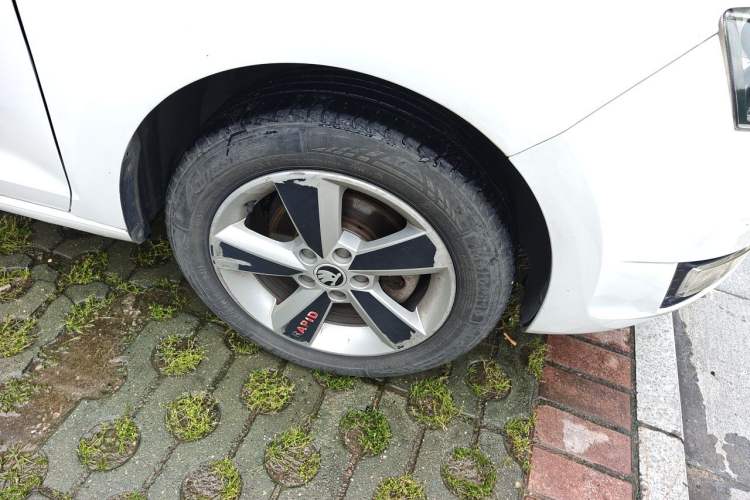 Used Skoda Rapid 2013 1.6L Automatic Smart Selection Model Right Front Wheel Hub