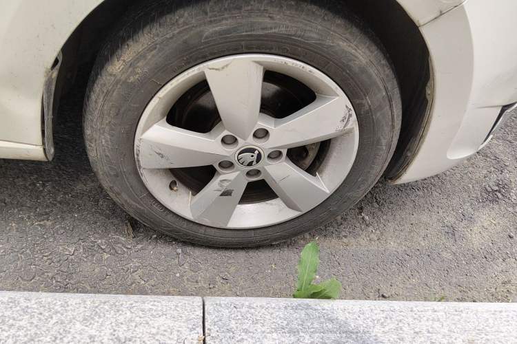 Used Skoda Rapid 2013 1.6L Manual Smart Selection Model Right Front Wheel Hub