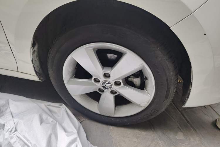 Used Skoda Rapid 2013 1.6L Automatic Smart Selection Model Right Front Wheel Hub