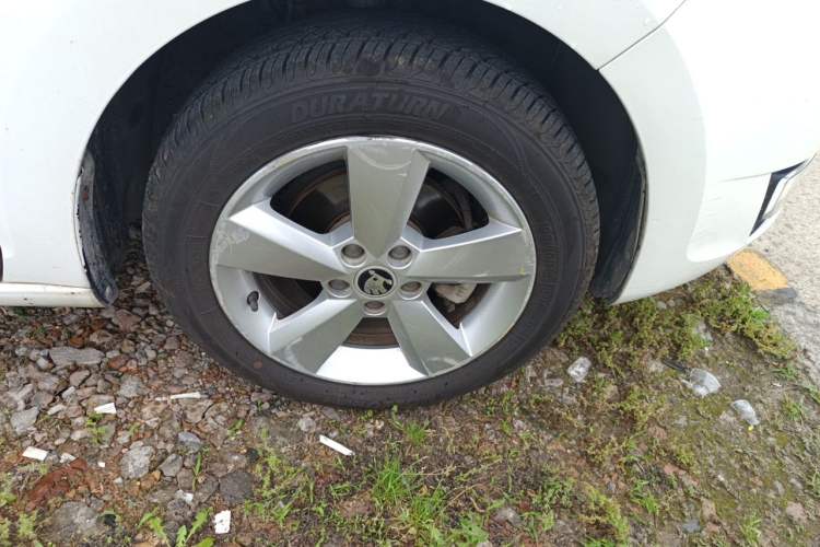 Used Skoda Rapid 2013 1.6L Automatic Smart Selection Model Right Front Wheel Hub