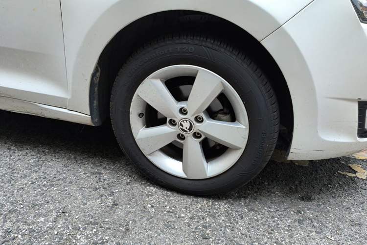 Used Skoda Rapid 2013 1.6L Automatic Smart Selection Model Right Front Wheel Hub