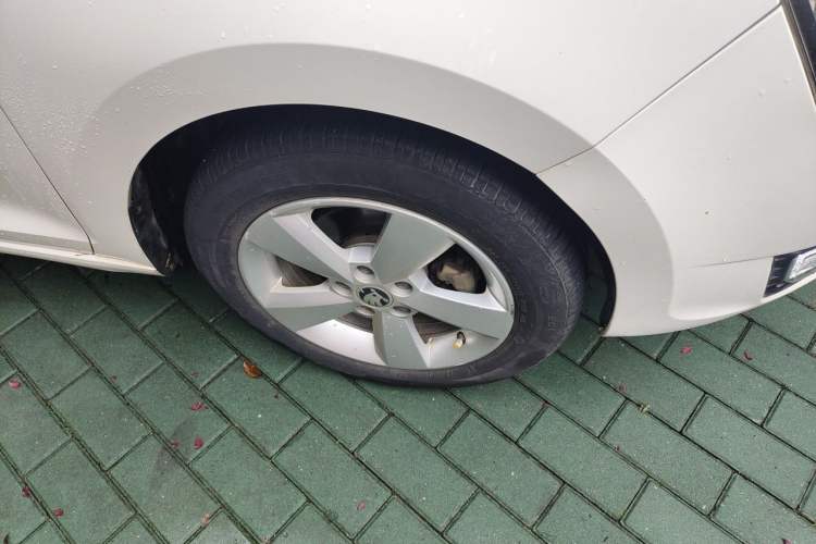Used Skoda Rapid 2013 1.6L Automatic Smart Selection Model Right Front Wheel Hub
