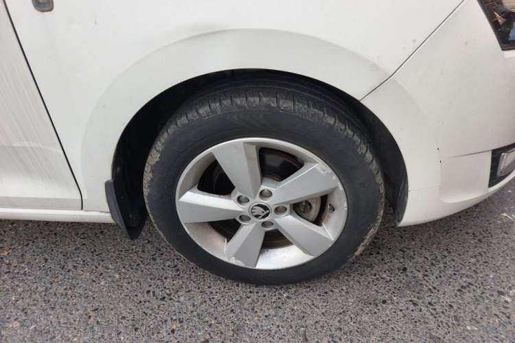 Used Skoda Rapid 2013 1.6L Automatic Smart Selection Model Right Front Wheel Hub