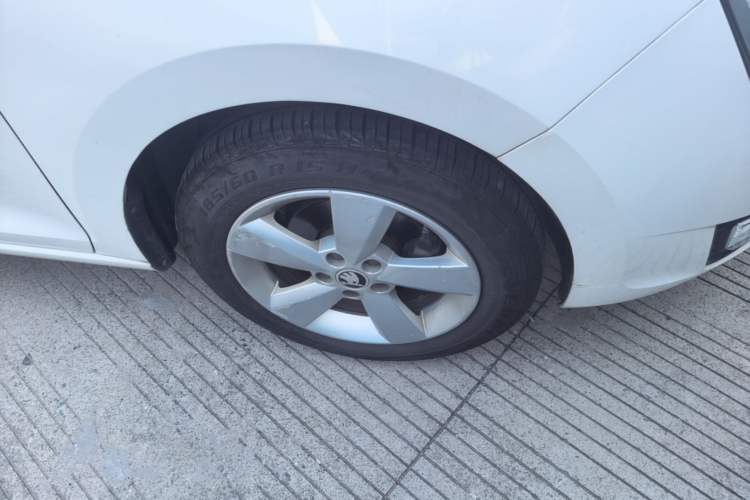 Used Skoda Rapid 2013 1.6L Automatic Smart Selection Model Right Front Wheel Hub