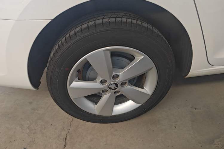 Used Skoda Rapid 2013 1.6L Automatic Smart Selection Model Right Rear Wheel Hub