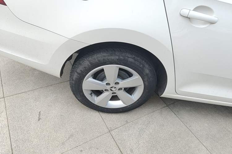 Used Skoda Rapid 2013 1.6L Automatic Smart Selection Model Right Rear Wheel Hub