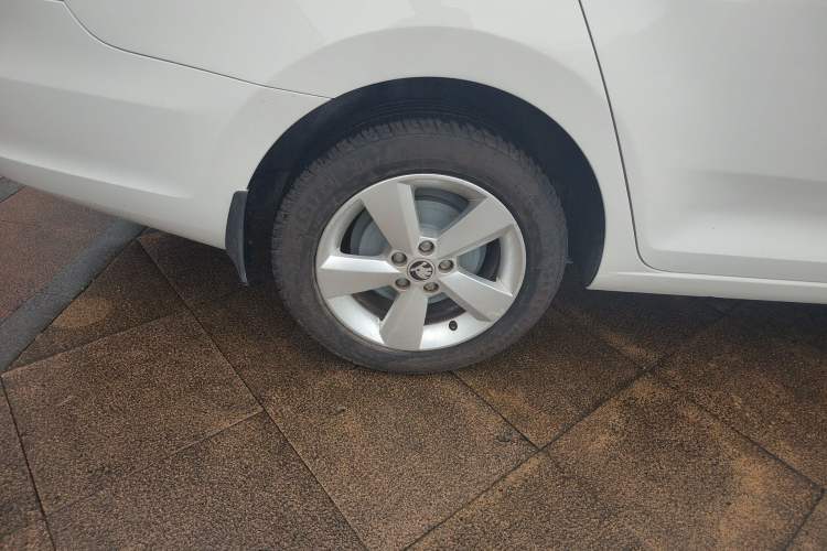 Used Skoda Rapid 2013 1.6L Automatic Smart Selection Model Right Rear Wheel Hub