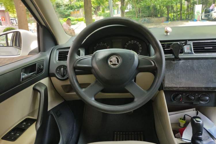 Used Skoda Rapid 2013 1.6L Automatic Smart Selection Model Steering Wheel