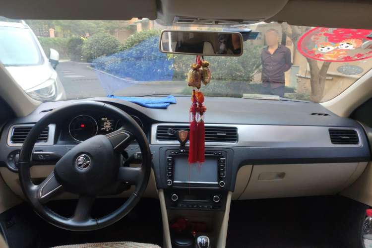 Used Skoda Rapid 2013 1.6L Manual Preferred Version Center Console