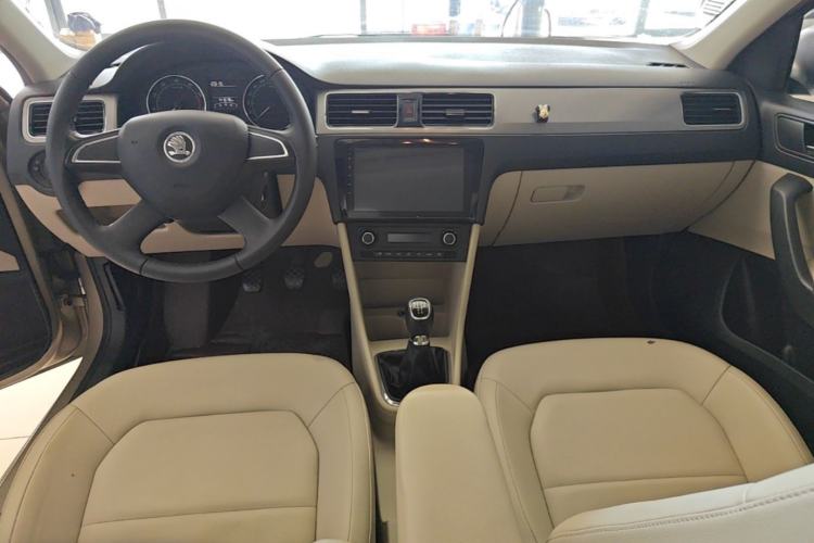 Used Skoda Rapid 2013 1.6L Manual Preferred Version Center Console