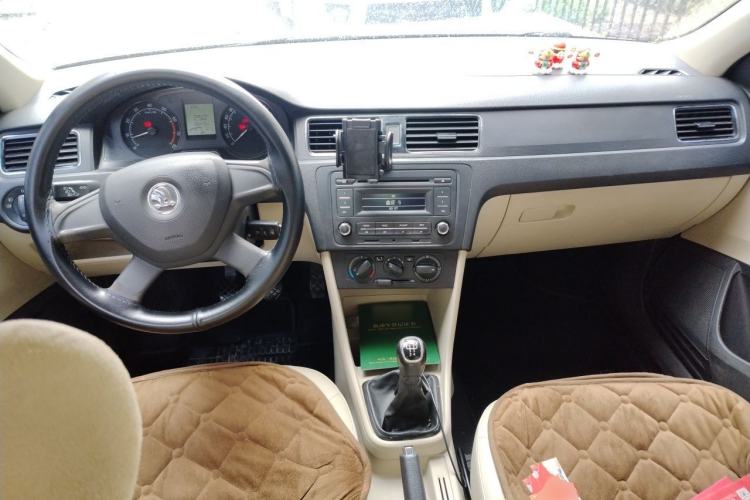 Used Skoda Rapid 2013 1.6L Manual Smart Selection Model Center Console