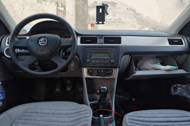 Used Skoda Rapid 2013 1.6L Manual Smart Selection Model Center Console