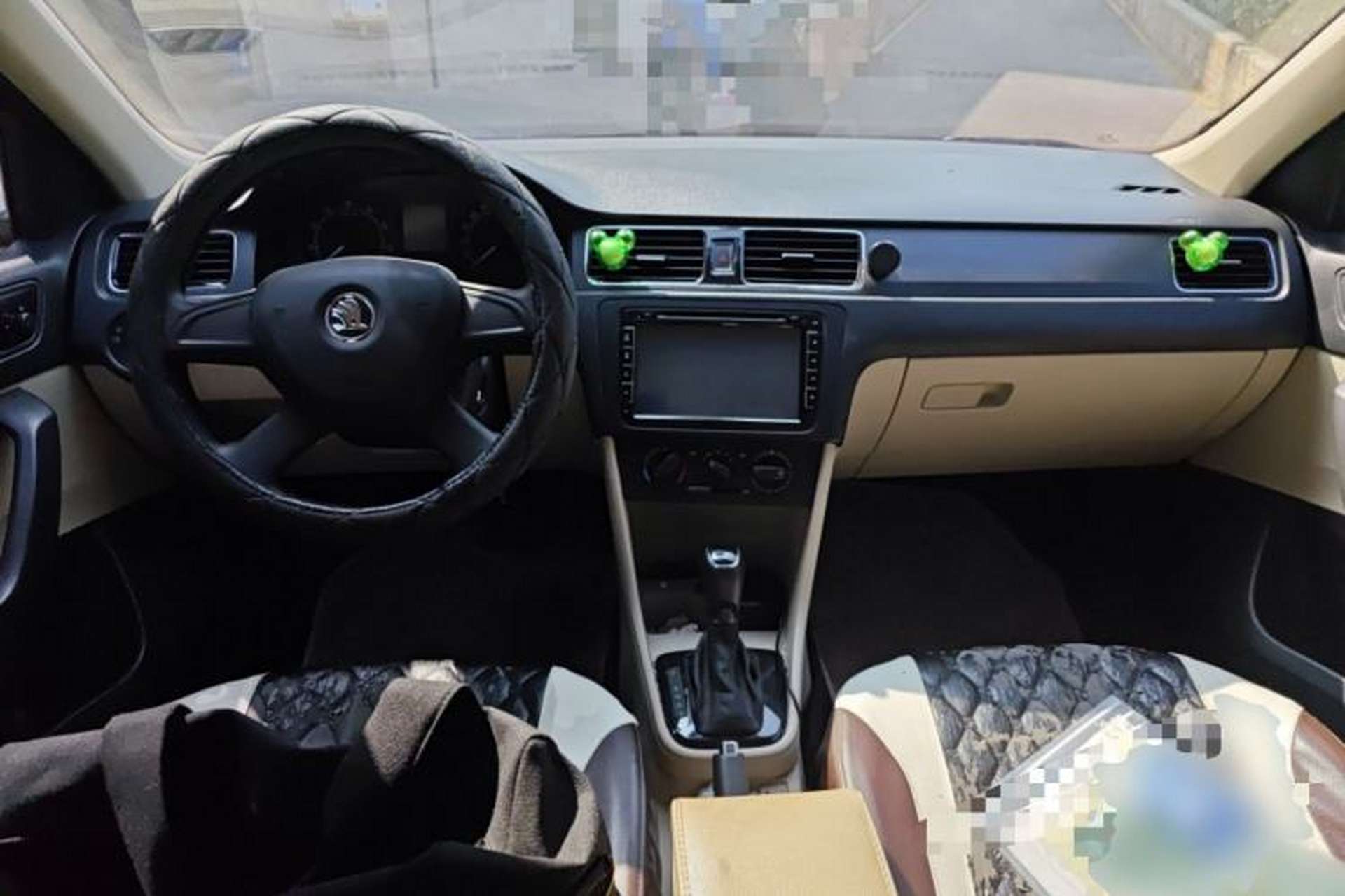 Used Skoda Rapid 2013 1.6L Automatic Smart Selection Model Center Console