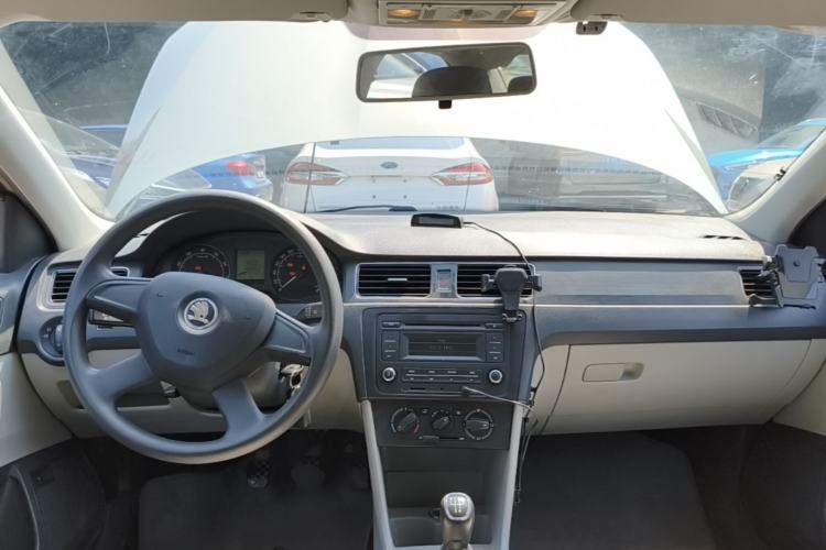 Used Skoda Rapid 2013 1.4L Manual Smart Selection Trim Center Console