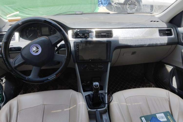 Used Skoda Rapid 2013 1.6L Manual Smart Selection Model Center Console