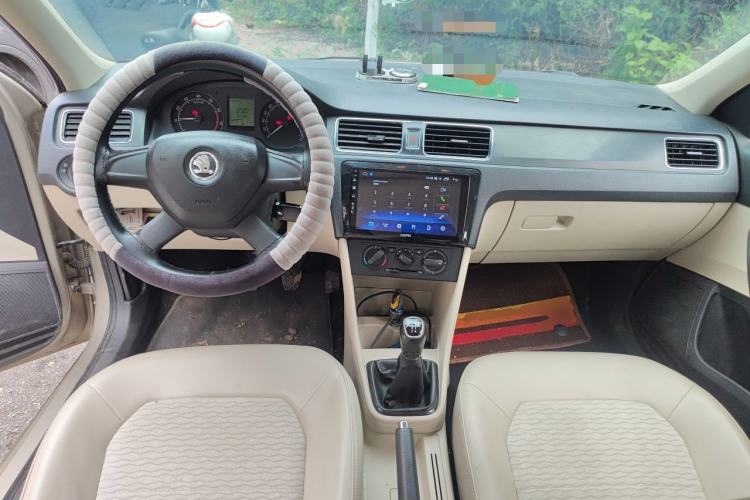 Used Skoda Rapid 2013 1.6L Manual Smart Selection Model Center Console