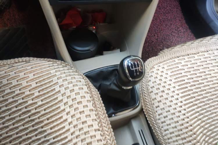 Used Skoda Rapid 2013 1.6L Manual Preferred Version Gear Lever