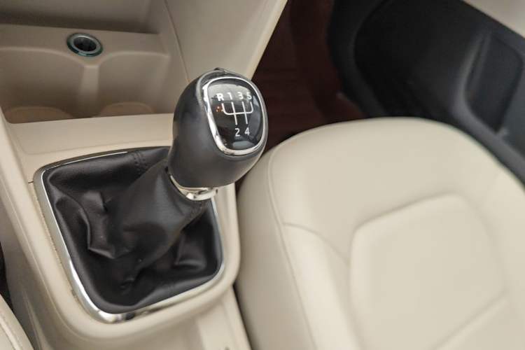 Used Skoda Rapid 2013 1.6L Manual Preferred Version Gear Lever