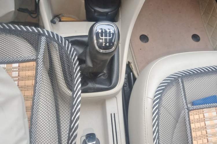 Used Skoda Rapid 2013 1.6L Manual Smart Selection Model Gear Lever