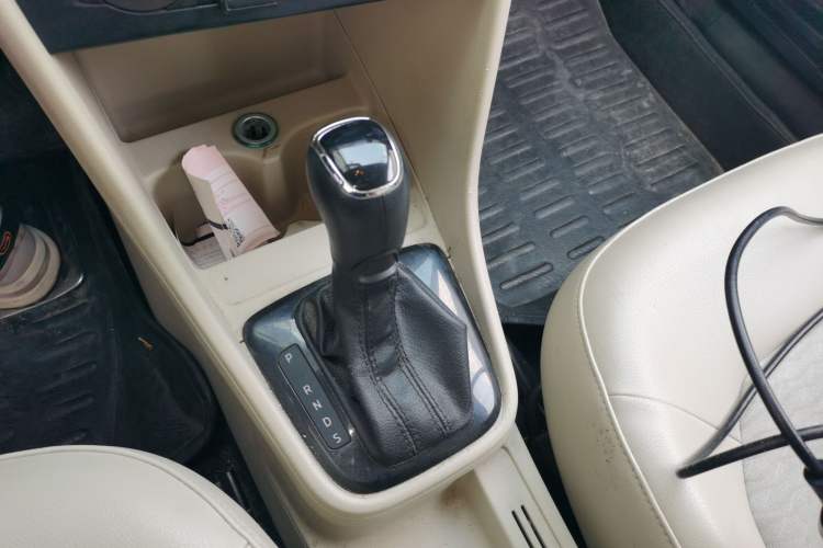 Used Skoda Rapid 2013 1.6L Automatic Smart Selection Model Gear Lever