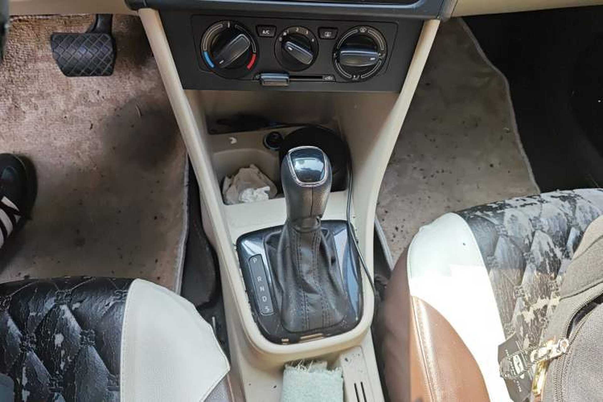 Used Skoda Rapid 2013 1.6L Automatic Smart Selection Model Gear Lever