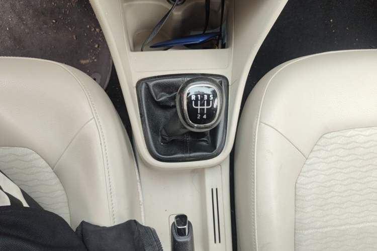 Used Skoda Rapid 2013 1.6L Manual Smart Selection Model Gear Lever