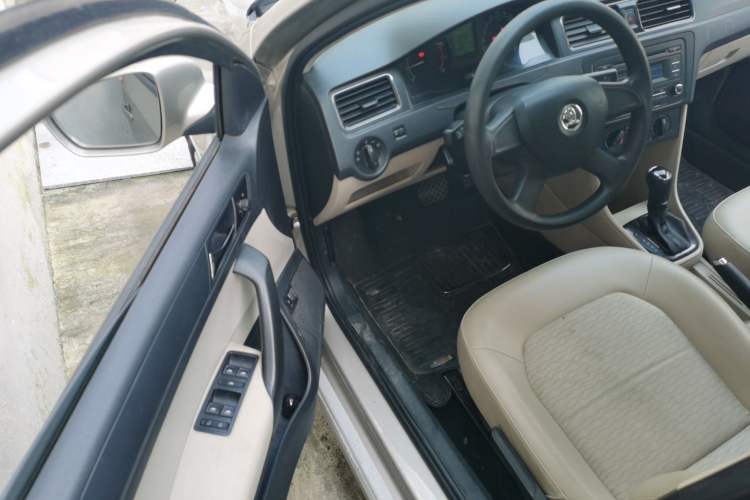 Used Skoda Rapid 2013 1.6L Automatic Smart Selection Model Interior 3