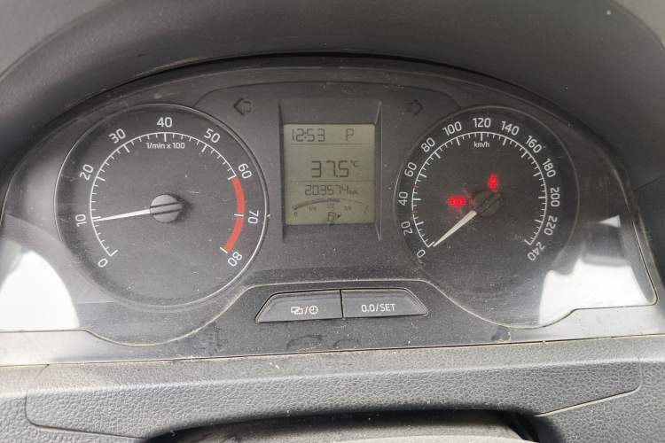 Used Skoda Rapid 2013 1.6L Automatic Smart Selection Model Odometer Close Up
