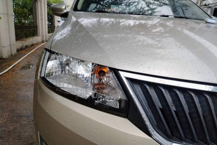 Used Skoda Rapid 2013 1.6L Manual Smart Selection Model Right Front Headlight