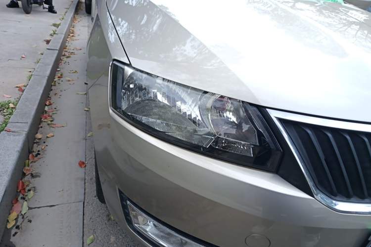 Used Skoda Rapid 2013 1.6L Manual Smart Selection Model Right Front Headlight