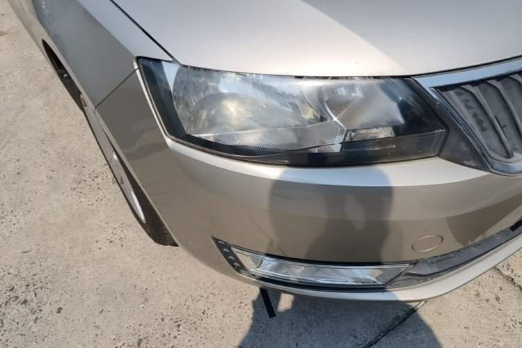 Used Skoda Rapid 2013 1.4L Manual Smart Selection Trim Right Front Headlight