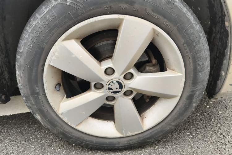 Used Skoda Rapid 2013 1.6L Automatic Smart Selection Model Right Front Wheel Hub