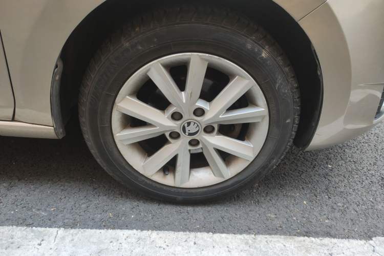 Used Skoda Rapid 2013 1.6L Manual Preferred Version Right Front Wheel Hub