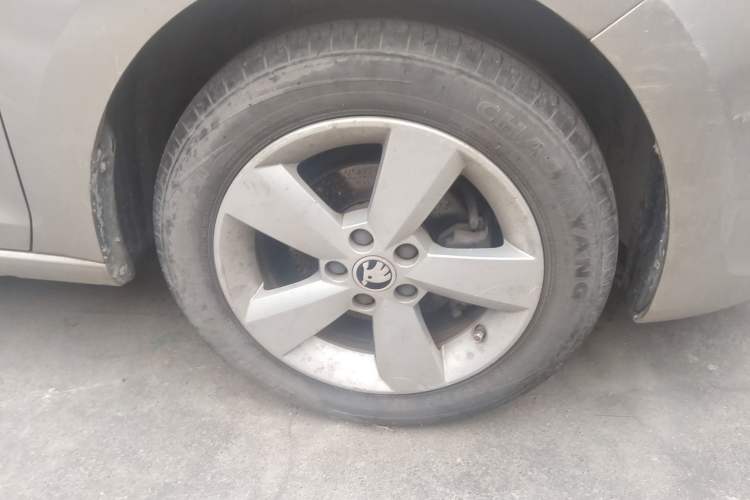 Used Skoda Rapid 2013 1.6L Manual Smart Selection Model Right Front Wheel Hub