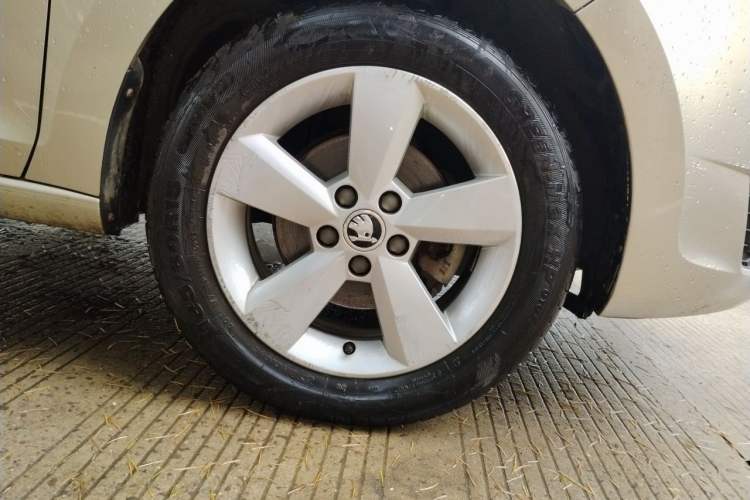 Used Skoda Rapid 2013 1.6L Manual Smart Selection Model Right Front Wheel Hub