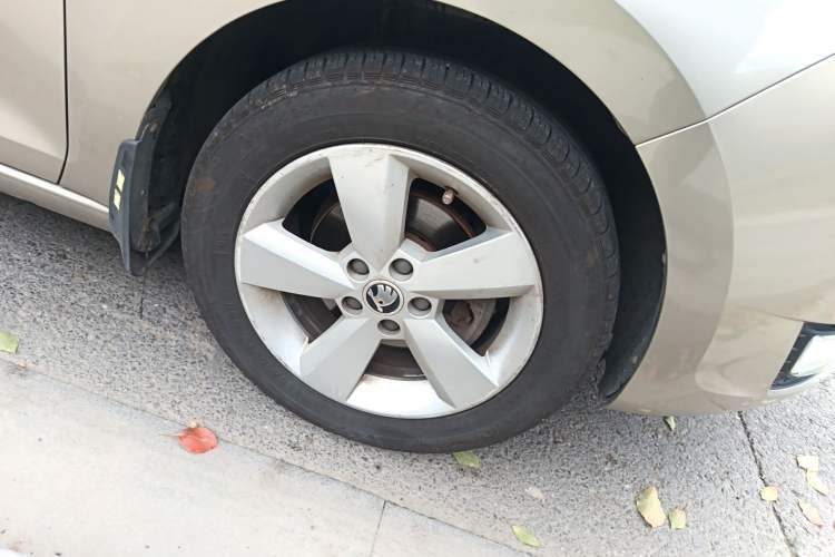 Used Skoda Rapid 2013 1.6L Manual Smart Selection Model Right Front Wheel Hub