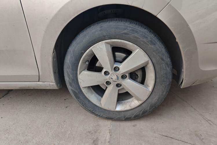 Used Skoda Rapid 2013 1.6L Manual Smart Selection Model Right Front Wheel Hub