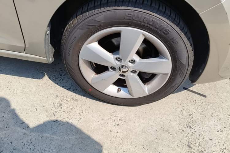 Used Skoda Rapid 2013 1.4L Manual Smart Selection Trim Right Front Wheel Hub