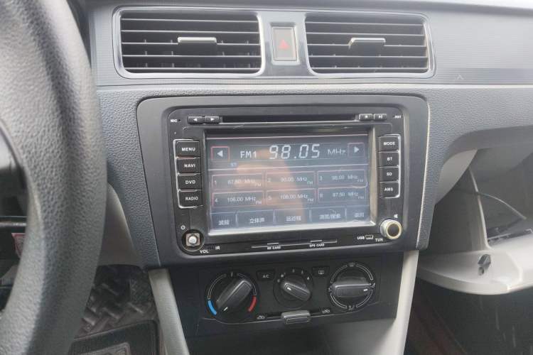 Used Skoda Rapid 2015 1.6L Manual Le Xuan Model Audio And AC Panel