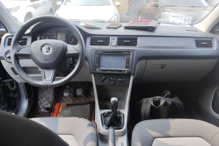Used Skoda Rapid 2015 1.6L Manual Le Xuan Model Center Console