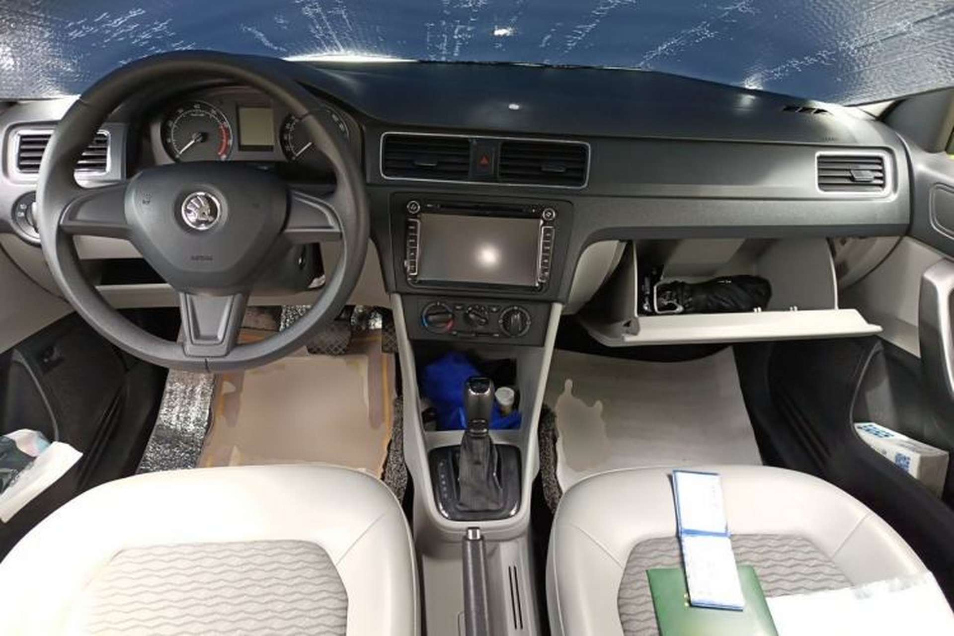 Used Skoda Rapid 2015 1.6L Automatic Smart Selection Model Center Console