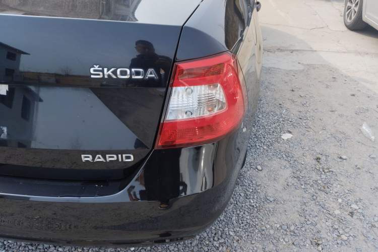 Used Skoda Rapid 2015 1.6L Manual Le Xuan Model Exterior 3