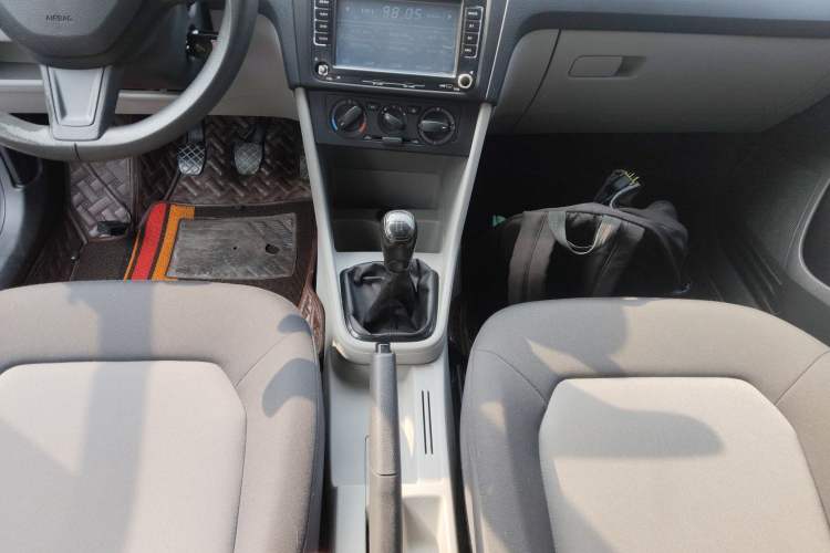 Used Skoda Rapid 2015 1.6L Manual Le Xuan Model Gear Lever