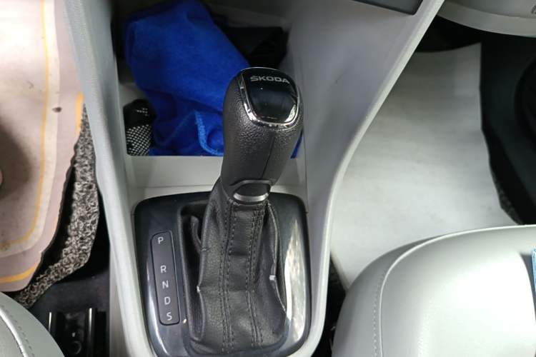 Used Skoda Rapid 2015 1.6L Automatic Smart Selection Model Gear Lever