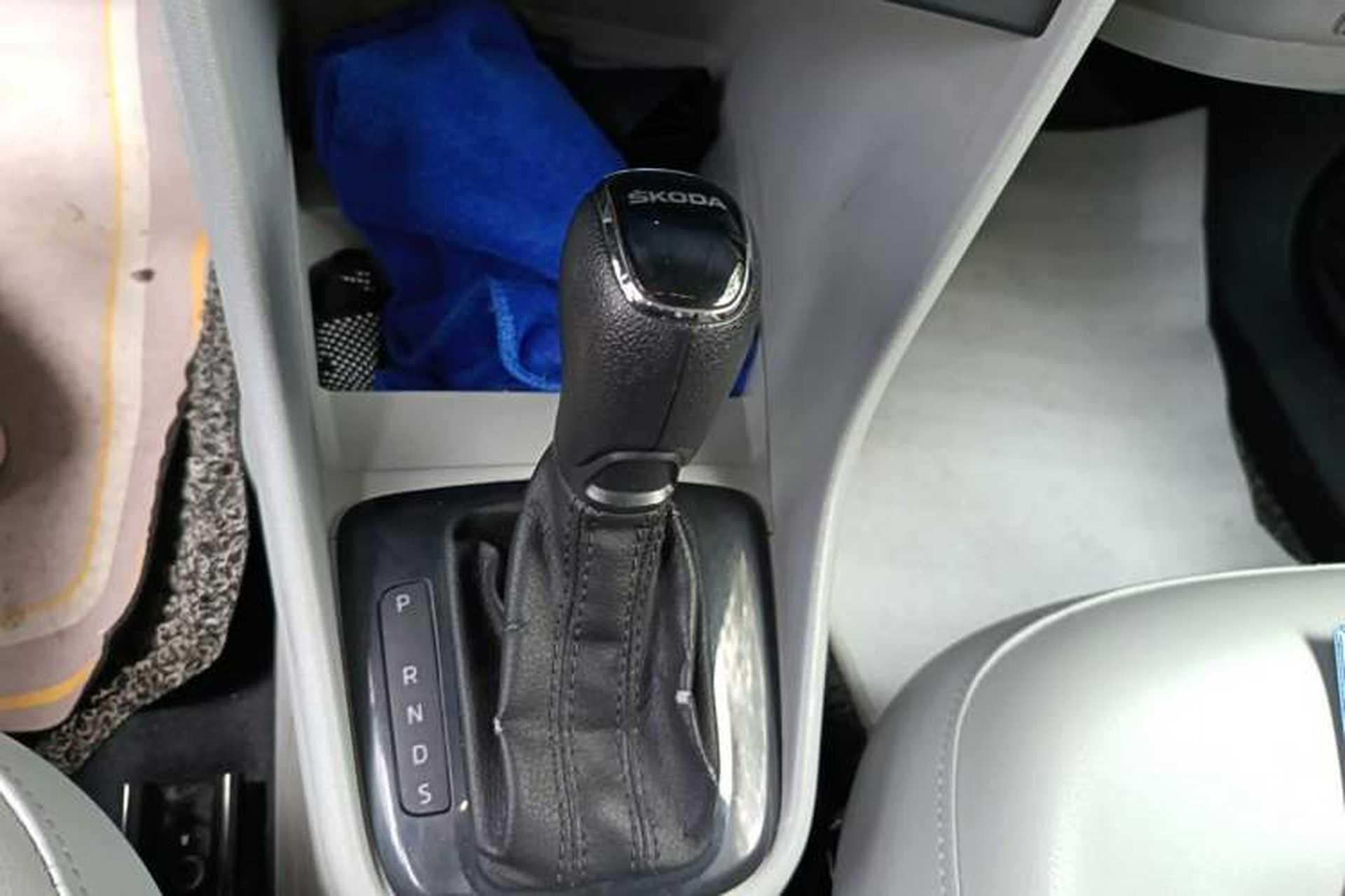 Used Skoda Rapid 2015 1.6L Automatic Smart Selection Model Gear Lever