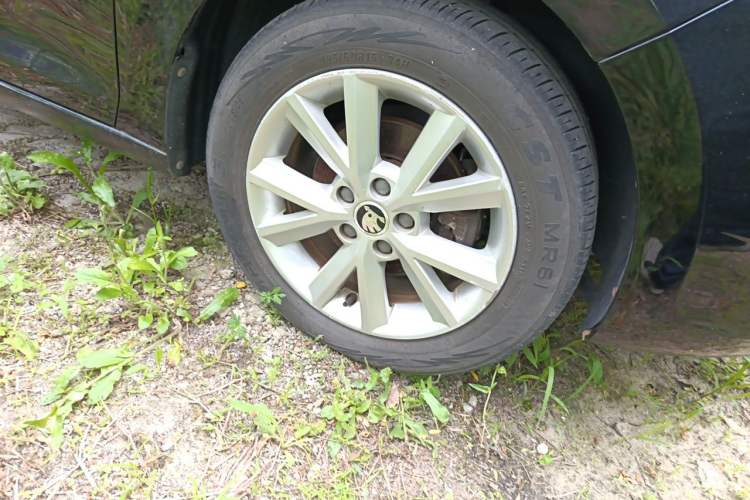 Used Skoda Rapid 2015 1.6L Automatic Smart Selection Model Right Front Wheel Hub